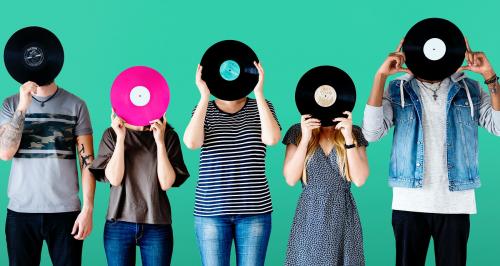 Group of young adults with vinyl disc - 414577