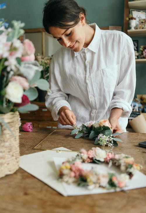 Florist arranging a bouquet of flower - 1207587