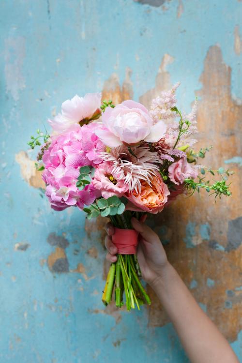 Woman holding a bouquet of flowers - 1207112