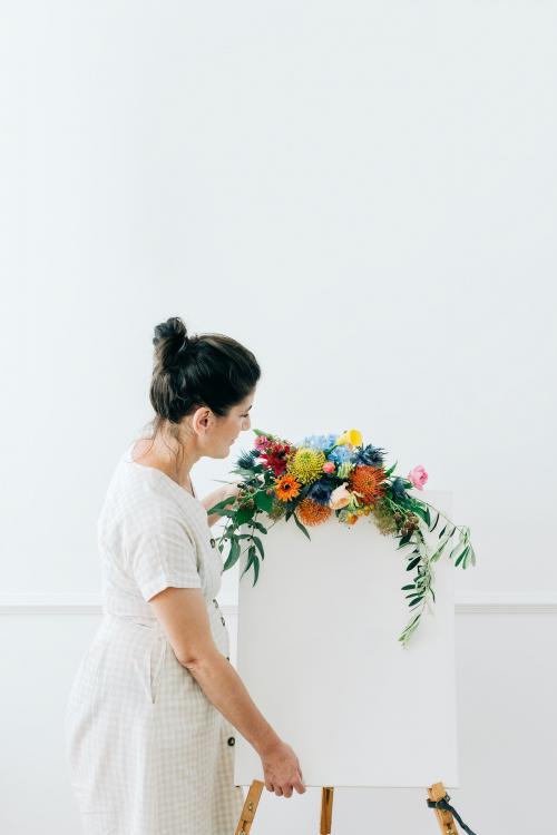 Woman with a floral greeting canvas frame - 1207277