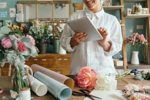 Woman in the flower shop - 1207507