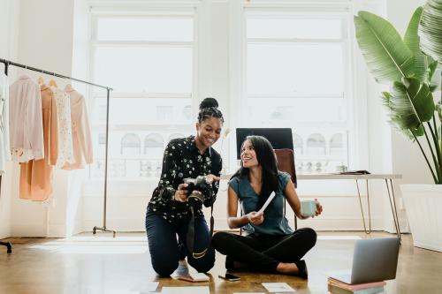 Photographer showing the designer her photoshoot collection - 1211540