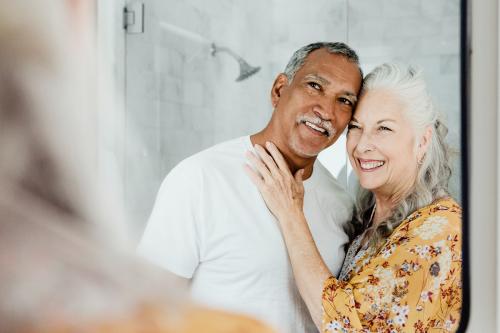 Elderly couple in front of a mirror - 1211719