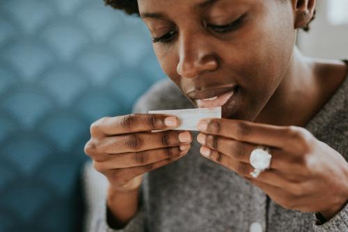 Woman linking up a joint - 1211774