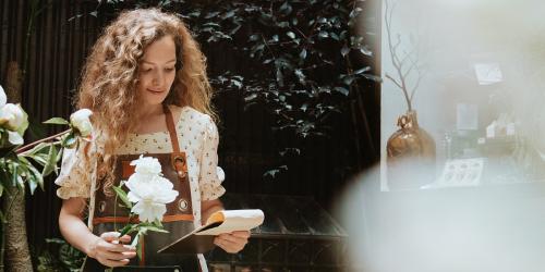 Florist working in a flower shop - 1207806