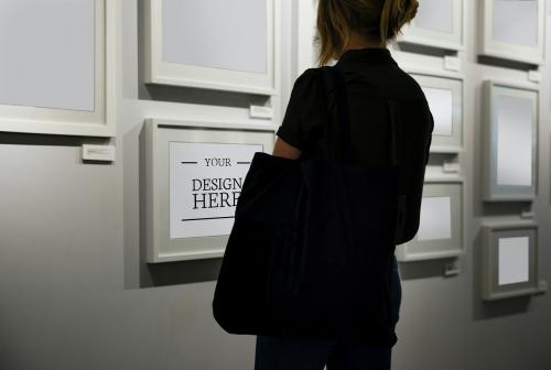 Woman in an art exhibition - 295583