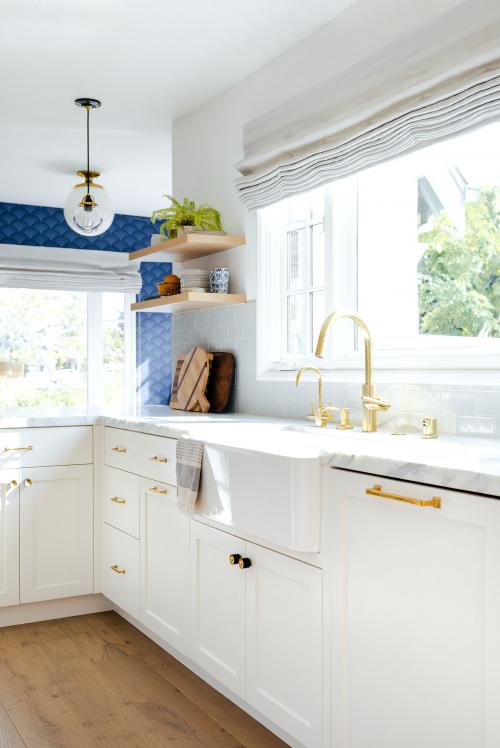 Golden kitchen faucet interior design - 1211262