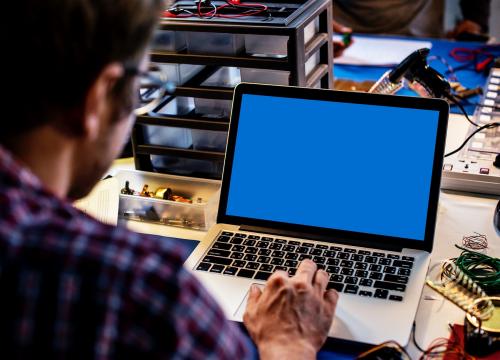 Computer laptop showing blank blue screen - 51367