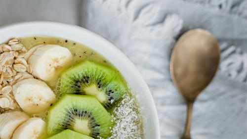 Healthy oatmeal breakfast bowl recipe idea closeup - 1198326