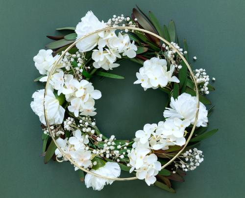 White flowers on round gold frame - 1204386