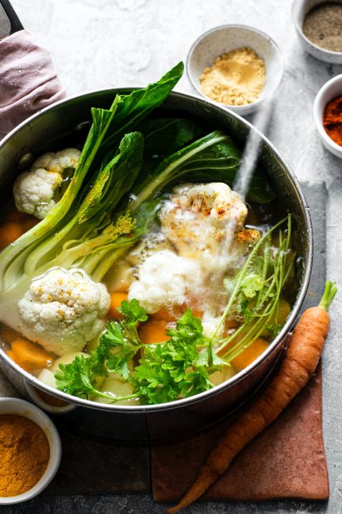 Seasoning a pak choi soup - 1204796