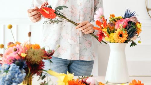 Young florist making a beautiful flower arrangement - 1207318