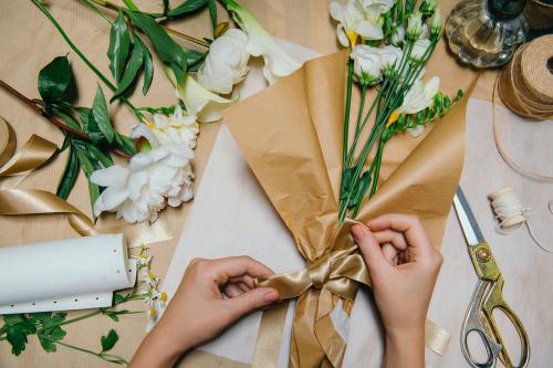 Woman making a flower bouquet - 1207737