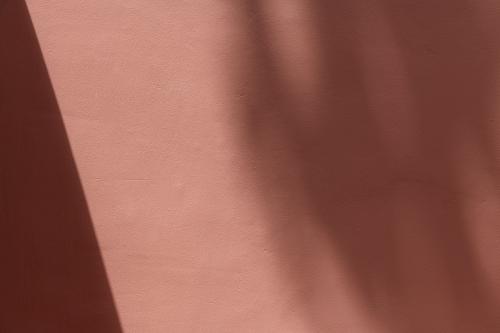 Blank pink wall with shadows - 1212782