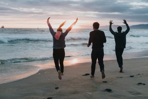 Friends running on the beach - 1079772