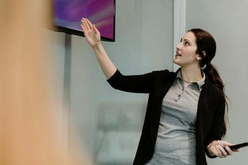 Lecturer using a TV screen in the classroom - 1202263