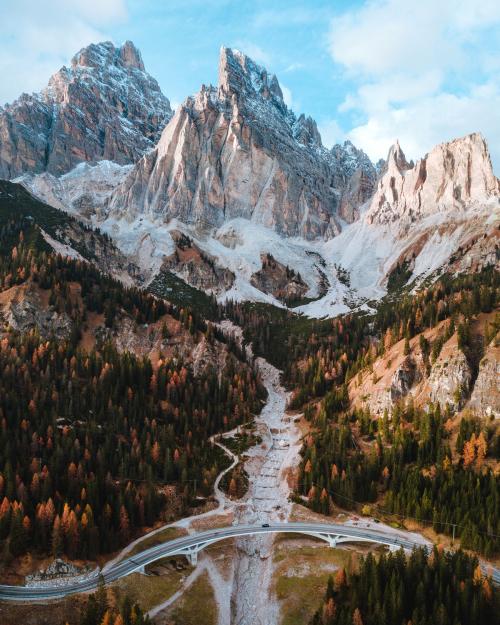 Autumnal forest and the beautiful Italian Dolomites - 1017134