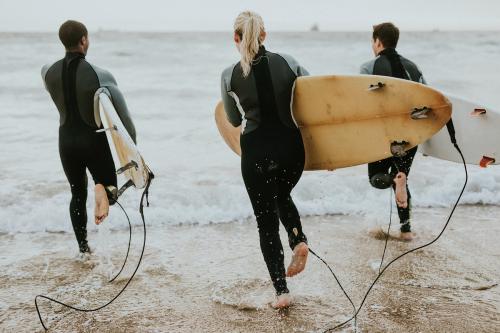 Surfers running towards the sea - 1079861