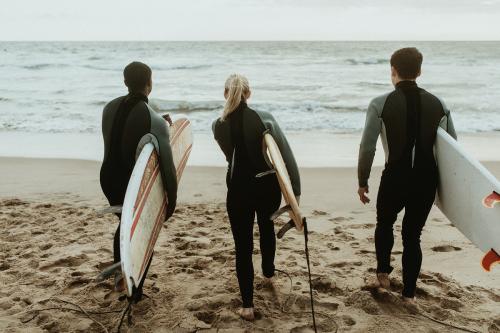 Surfers running towards the sea - 1079981