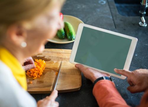 Looking at blank tablet screen while cooking - 6347