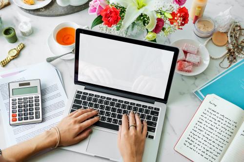 Woman using mockup computer laptop - 5915