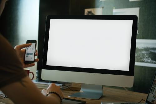 Closeup of an empty desktop computer screen - 5277