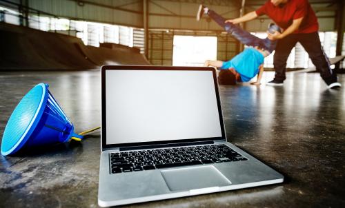 Laptop with an empty screen playing music for breakdancers - 5308