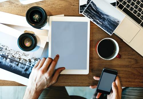 Photographer using an empty screen phone and a digital tablet - 5319