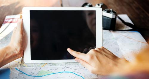 Traveler using a tablet with an empty screen - 5434