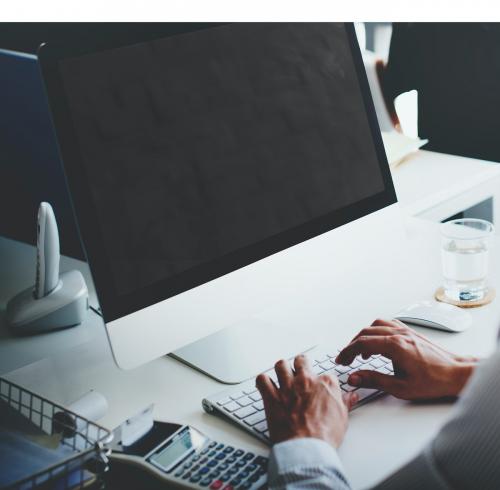 Man using a computer with an empty screen - 5441