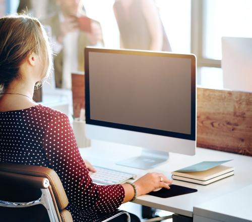 Woman using a desktop computer with an empty screen - 5482