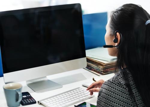 Customer service worker with an empty screen computer - 5563