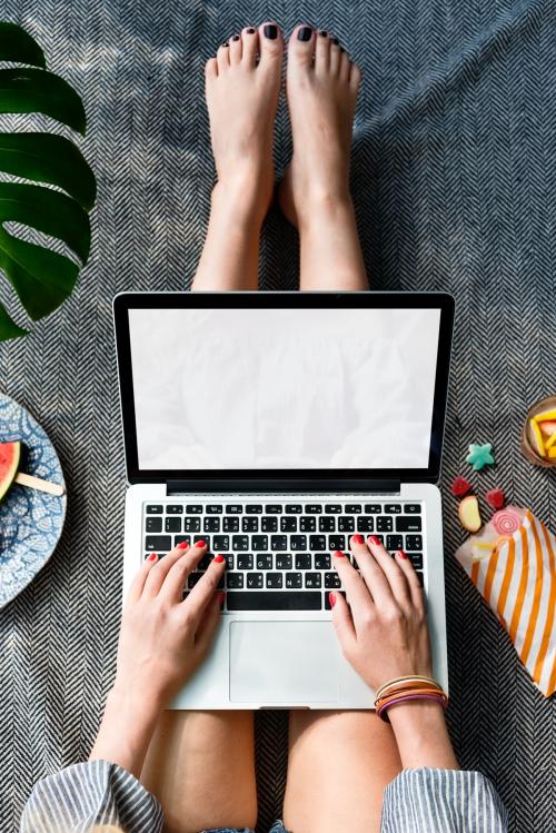 Woman using computer laptop - 5610