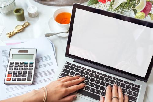 Woman using mockup computer laptop - 5611