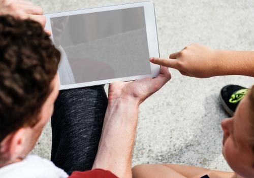 Man showing a blank tablet mockup - 5623