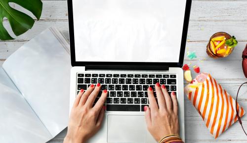 Woman using computer laptop - 5715