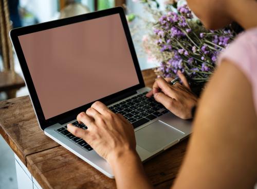 Woman using an empty screen laptop - 5728