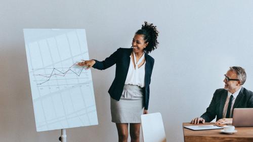 Businesswoman presenting report in a meeting mockup - 1217989