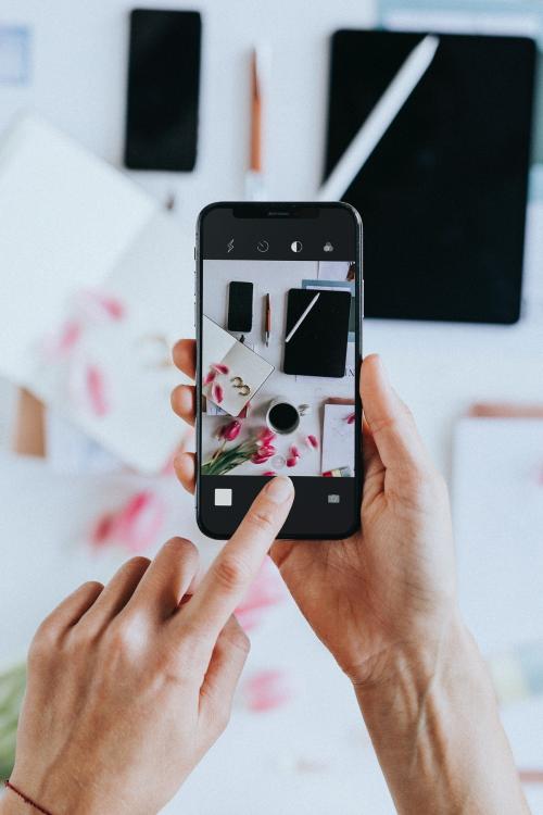 Blogger taking a photo with a mobile phone mockup - 1220854