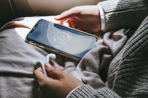 Woman listening to music from her phone mockup - 1221455