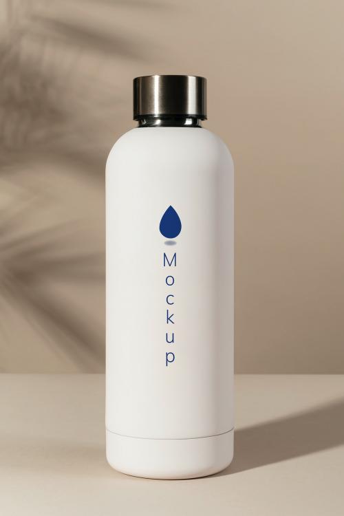 Minimal reusable water bottle design mockup - 2253982