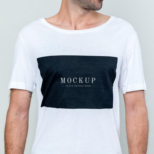 Man wearing white t-shirt mockup - 2291273