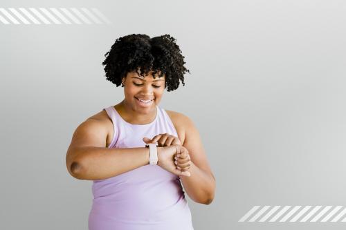 Happy active African American woman using a smartwatch - 2007833