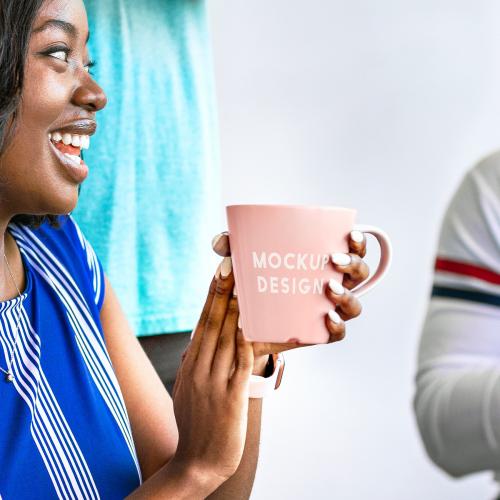 Black woman with a pink coffee cup mockup - 2052051