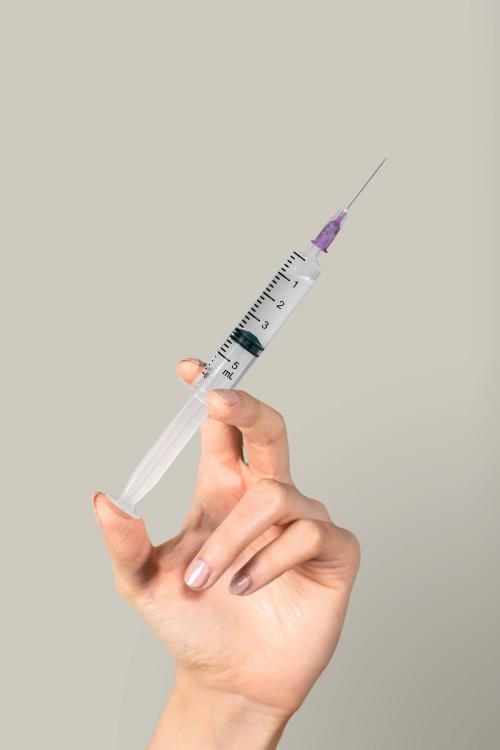 Hand holding a syringe mockup - 2053016