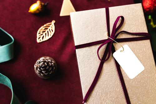 Aerial view of gift box with a tag mockup - 1231251