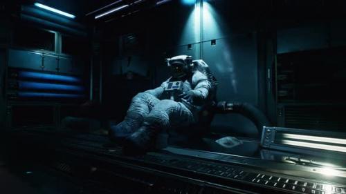 Videohive - An Astronaut Lies In A Spaceship That Crashed - 38930791 - 38930791