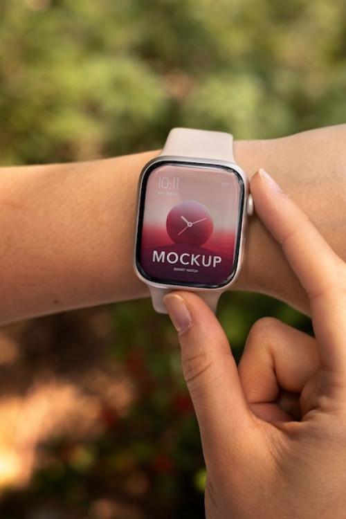 Premium PSD | Hand wearing smartwatch mockup Premium PSD