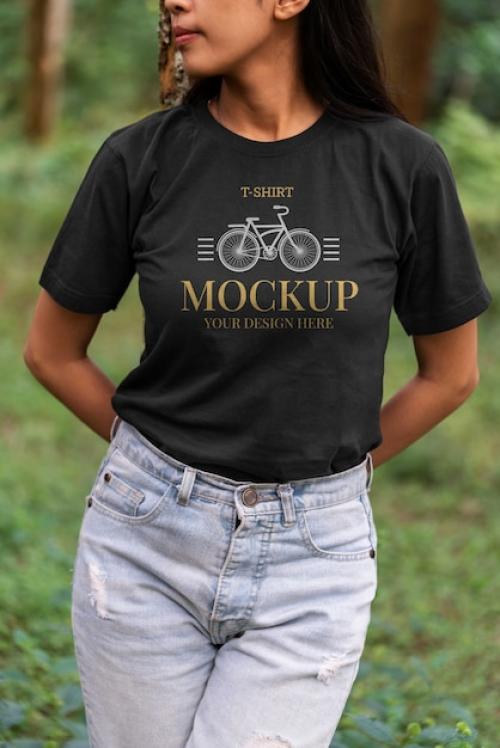 Premium PSD | Woman wearing shirt mock-up outdoors in nature Premium PSD