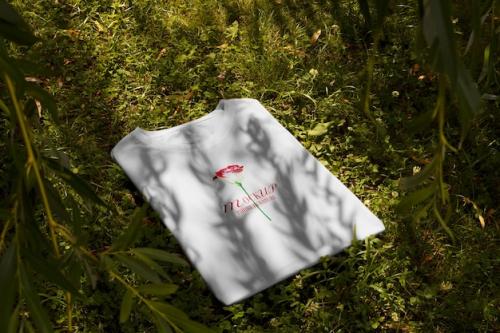 Premium PSD | Tshirt in nature mockup Premium PSD